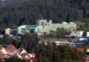 Das Landeskrankenhaus Deutschlandsberg mit Rot-Kreuz-Einsatzzentrale (rechts)